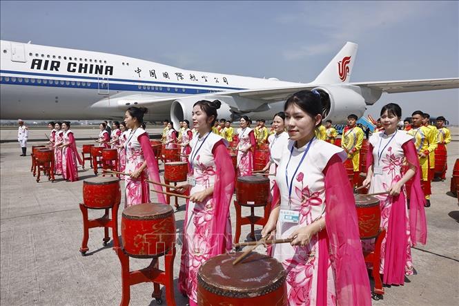 Màn biểu diễn trống hội tại lễ tiễn Tổng Bí thư, Chủ tịch nước Trung Quốc Tập Cận Bình ở Sân bay quốc tế Nội Bài. Ảnh: TTXVN

