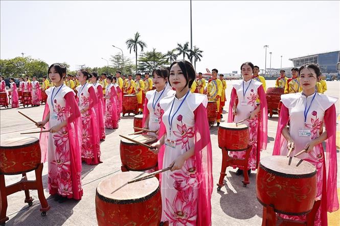 Màn biểu diễn trống hội tại lễ tiễn Tổng Bí thư, Chủ tịch nước Trung Quốc Tập Cận Bình ở Sân bay quốc tế Nội Bài. Ảnh: TTXVN

