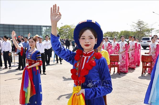 Màn biểu diễn nghệ thuật tại lễ tiễn Tổng Bí thư, Chủ tịch nước Trung Quốc Tập Cận Bình ở Sân bay quốc tế Nội Bài. Ảnh: Doãn Tấn – TTXVN
