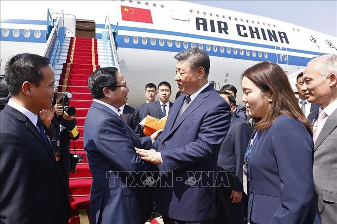 Prime Minister Pham Minh Chinh sees off General Secretary and President of China Xi Jinping at the Noi Bai International Airport. VNA Photo: Doãn Tấn 