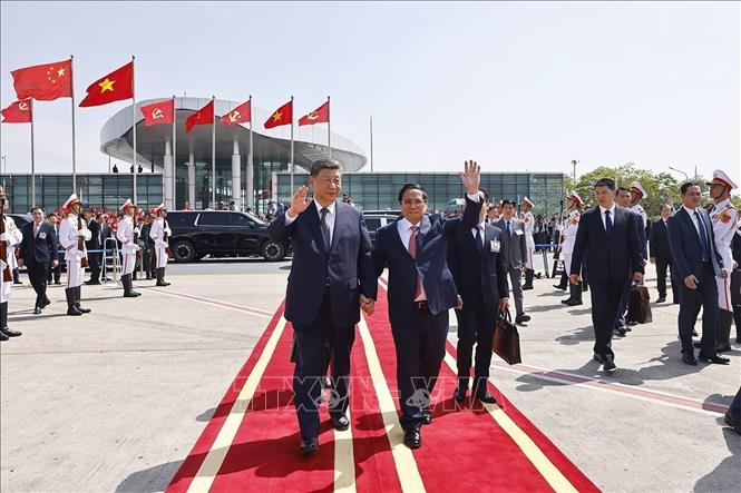 Prime Minister Pham Minh Chinh sees off General Secretary and President of China Xi Jinping at the Noi Bai International Airport. VNA Photo: Doãn Tấn 