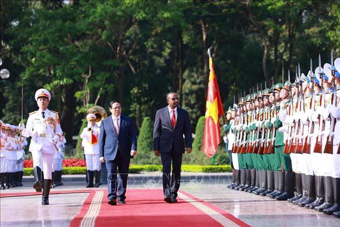 Prime Minister Pham Minh Chinh and his Ethiopian counterpart Abiy Ahmed Ali review the Guards of Honour of the Vietnam People's Army. VNA Photo: Dương Giang 