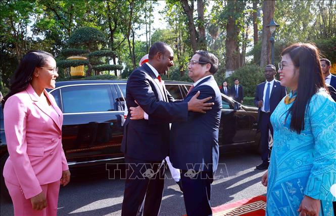 Prime Minister Pham Minh Chinh and his spouse welcome Ethiopian PM Abiy Ahmed Ali and his spouse. VNA Photo: Dương Giang 