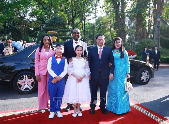 Prime Minister Pham Minh Chinh and his spouse welcome Ethiopian PM Abiy Ahmed Ali and his spouse. VNA Photo: Dương Giang 