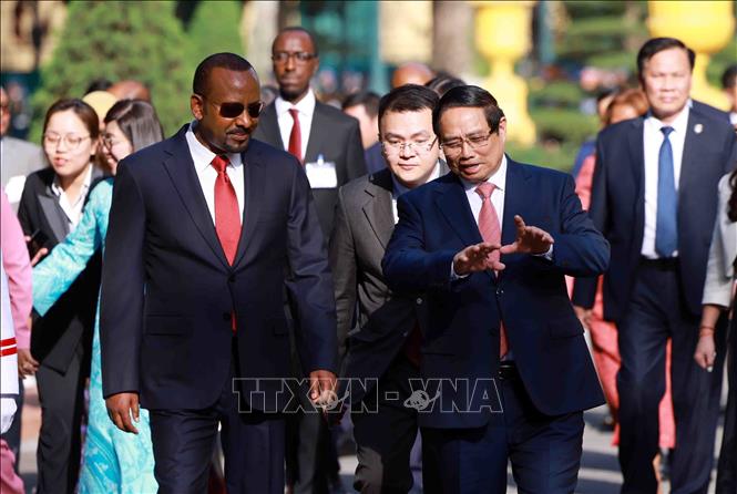 Prime Minister Pham Minh Chinh welcomes Ethiopian Prime Minister Abiy Ahmed Ali. VNA Photo: Dương Giang 