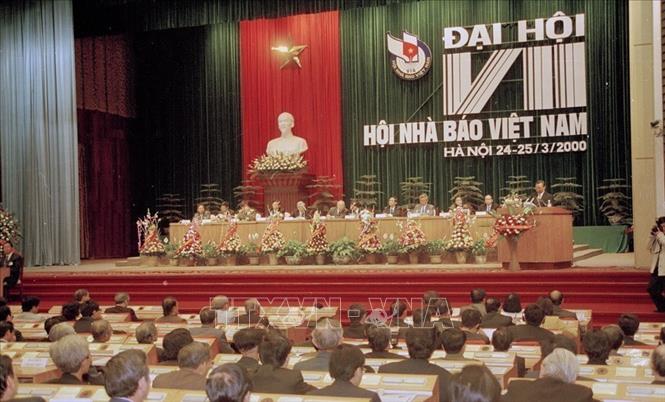 Thủ tướng Phan Văn Khải phát biểu tại Đại hội lần thứ VII Hội nhà báo Việt Nam, diễn ra từ 24 - 25/3/2000 tại Hội trường Ba Đình (Hà Nội). Ảnh: Trần Tuấn - TTXVN