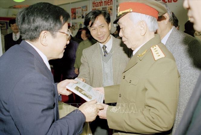 Đại tướng Võ Nguyên Giáp thăm gian trưng bày các ấn phẩm của TTXVN tại Hội báo xuân Canh Thìn 2000 (28/1/2000). Ảnh: Nguyễn Dân - TTXVN