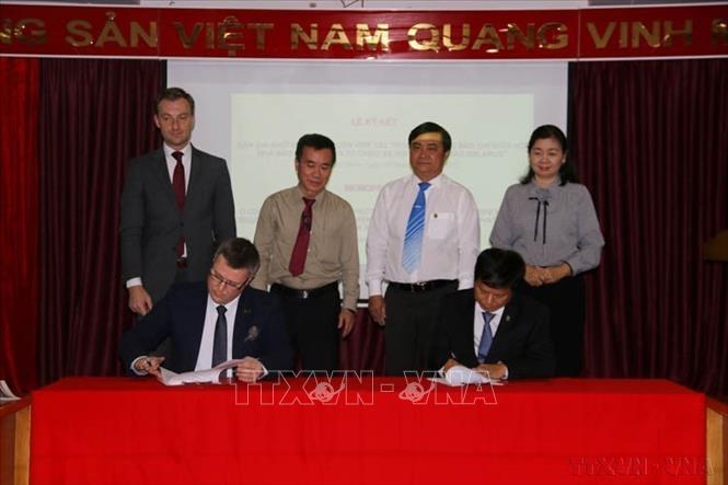 Hội Nhà báo Việt Nam và Tổ chức xã hội Hội nhà báo Belarus ký kết bản ghi nhớ thỏa thuận hợp tác trong lĩnh vực báo chí (TP.Hồ Chí Minh, 5/12/2022). Ảnh: Thanh Vũ - TTXVN