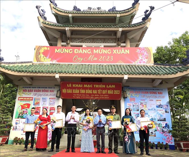 Ban tổ chức Hội Báo xuân tỉnh Đồng Nai Tết Qúy Mão 2023 khen thưởng các tác giả đạt Giải thưởng sáng tác, quảng bá tác phẩm văn học, nghệ thuật, báo chí về chủ đề “Học tập và làm theo tư tưởng, đạo đức, phong cách Hồ Chí Minh” đợt 1, giai đoạn 2021-2025 (17/1/2023). Ảnh: Nguyễn Văn Việt-TTXVN