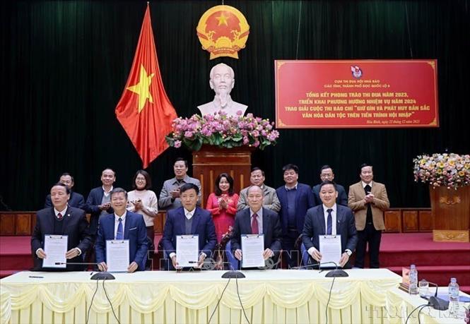 Hội nhà báo các tỉnh, thành phố dọc Quốc lộ 6 ký kết bản giao ước thi đua và chuyển trao cờ đăng cai cho Hội nhà báo Thành phố Hà Nội (Hòa Bình, 22/12/2023). Ảnh: Thanh Hải - TTXVN