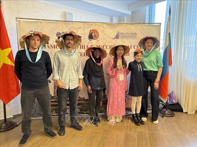 International students at FA join in the programme. VNA/Photo by courtesy