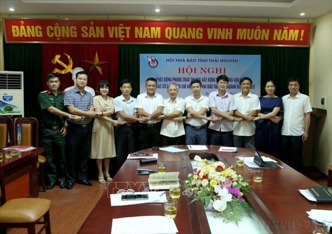Đại diện các cơ quan thông tấn, báo chí trên địa bàn tỉnh Thái Nguyên ký cam kết giao ước thi đua xây tại Hội nghị phát động phong trào “Xây dựng môi trường văn hóa trong các cơ quan báo chí và văn hóa người làm báo Việt Nam” theo hướng dẫn của Hội Nhà báo Việt Nam (28/7/2022). Ảnh: Thu Hằng - TTXVN