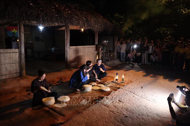 Cảnh sinh hoạt người dân vùng giải phóng được tái hiện trong tour đêm 