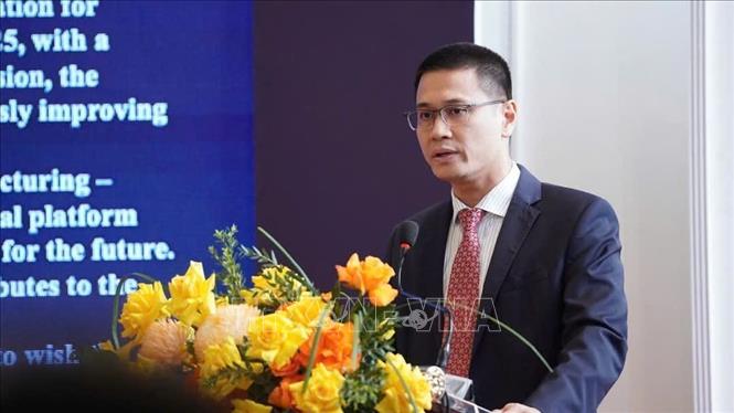 Ông Nguyễn Việt Long, Giám đốc sở khoa học và công nghệ tỉnh Bình Dương phát biểu tại khai mạc triển lãm. Ảnh: Huyền Trang TTXVN  