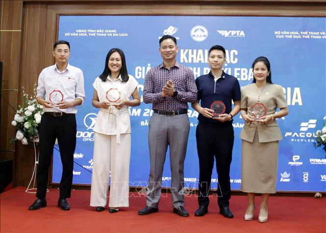 Ban Tổ chức trao cúp lưu niệm cho nhà tài trợ. Ảnh: Đồng Thúy-TTXVN 