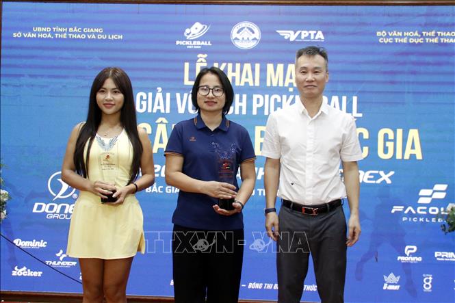 Ban Tổ chức trao cúp lưu niệm cho nhà tài trợ. Ảnh: Đồng Thúy-TTXVN

