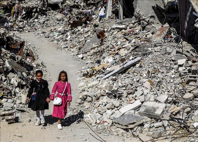 Các em nhỏ tại trại tị nạn Jabalia, Dải Gaza. Ảnh: THX/TTXVN