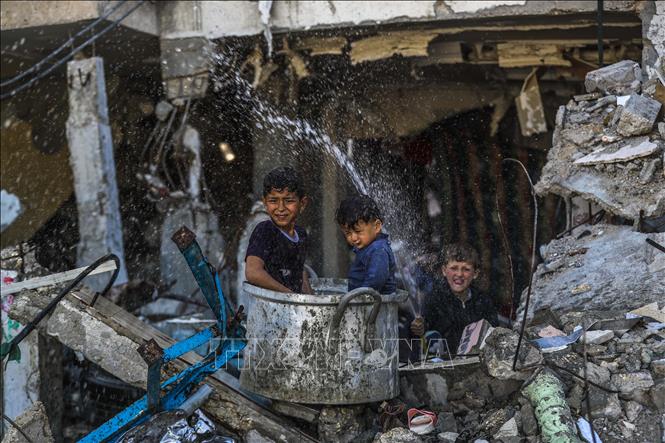 Các em nhỏ tại trại tị nạn Jabalia, Dải Gaza. Ảnh: THX/TTXVN