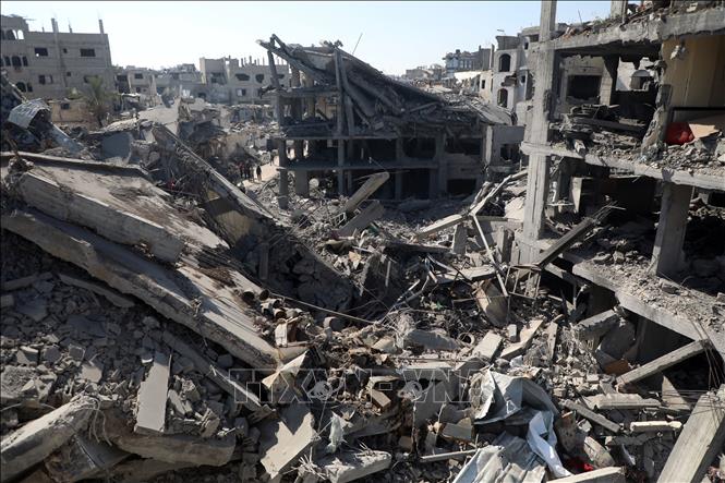 Các tòa nhà bị phá hủy sau cuộc không kích của Israel tại Gaza. Ảnh: THX/TTXVN
