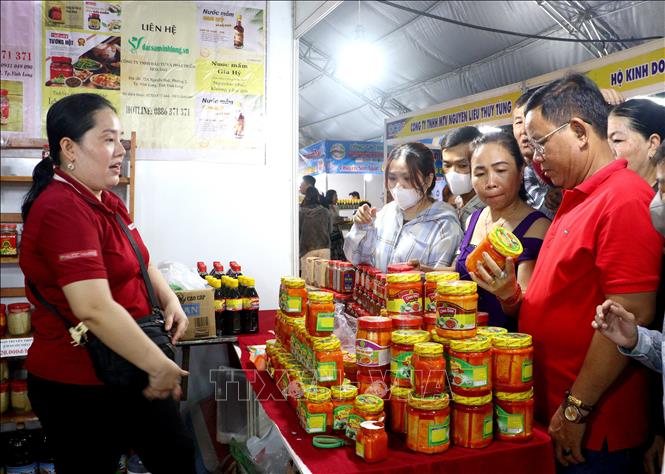 Người dân tham quan, mua sắm tại hội chợ. Ảnh: Lê Thúy Hằng - TTXVN.