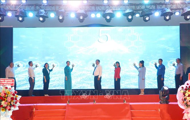 Đại biểu thực hiện nghi thức khai mạc. Ảnh: Lê Thúy Hằng - TTXVN.