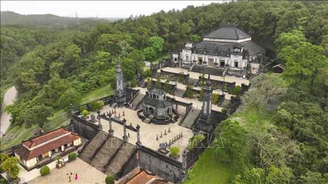 The tomb is of a rectangular structure leaning against Chau Chu mountain in the outskirts of Hue. It is largely made of concrete, steel, iron, and slate, as opposed to traditional wood or brick. VNA Photo