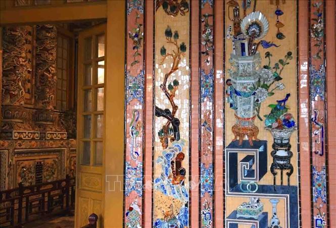 The walls inside the tomb are decorated with exquisite porcelain and glass sculptures, painting the beauty of four seasons. VNA Photo