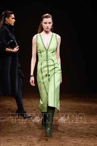 Người mẫu trình diễn bộ sưu tập của Hermes tại tuần lễ thời trang Paris, Pháp. Ảnh: THX/TTXVN