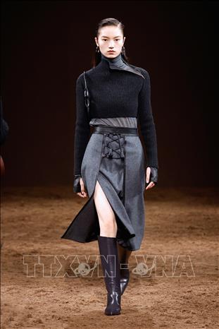 Người mẫu trình diễn bộ sưu tập của Hermes tại tuần lễ thời trang Paris, Pháp. Ảnh: THX/TTXVN