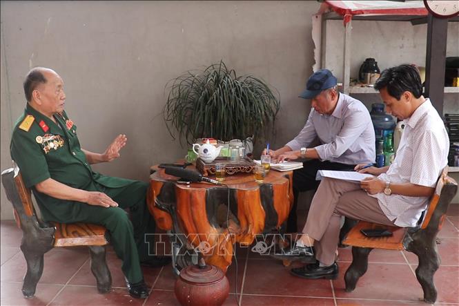 Ông Nguyễn Xuân Liêm chia sẻ với phóng viên những câu chuyện trong quân ngũ. Ảnh: TTXVN phát