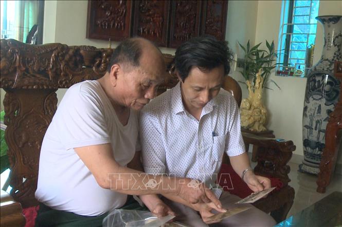 Ông Nguyễn Xuân Liêm chia sẻ với phóng viên những câu chuyện trong quân ngũ. Ảnh: TTXVN phát