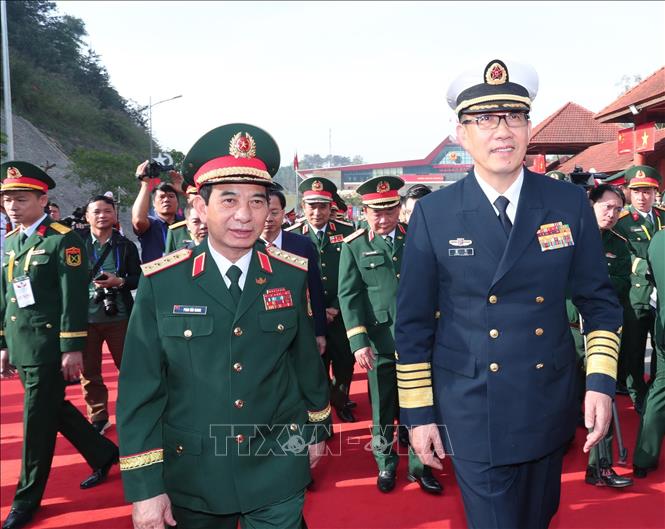 Thượng tướng Đổng Quân, Bộ trưởng Quốc phòng Trung Quốc đón Đại tướng Phan Văn Giang, Bộ trưởng Quốc phòng tại Cửa khẩu Hữu Nghị Quan (Trung Quốc). Ảnh: Trọng Đức - TTXVN