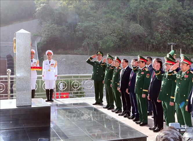 Đại tướng, Bộ trưởng Quốc phòng Phan Văn Giang và đoàn Việt Nam chào cột mốc biên giới tại cửa khẩu Quốc tế Hữu Nghị (Lạng Sơn). Ảnh: Trọng Đức - TTXVN