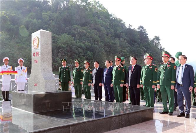 Đại tướng, Bộ trưởng Quốc phòng Phan Văn Giang và đoàn Việt Nam chào cột mốc biên giới tại cửa khẩu Quốc tế Hữu Nghị (Lạng Sơn). Ảnh: Trọng Đức - TTXVN