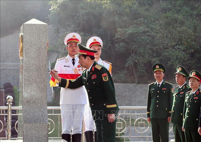  Đại tướng Phan Văn Giang, Bộ trưởng Quốc phòng tô son cột mốc biên giới tại cửa khẩu Quốc tế Hữu Nghị (Lạng Sơn). Ảnh: Trọng Đức - TTXVN