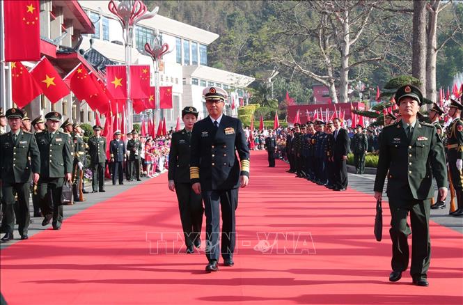 Thượng tướng Đổng Quân, Bộ trưởng Quốc phòng Trung Quốc đón Đại tướng Phan Văn Giang, Bộ trưởng Quốc phòng và đoàn Việt Nam sang dự chương trình giao lưu tại Cửa khẩu Hữu Nghị Quan (Trung Quốc). Ảnh: Trọng Đức - TTXVN