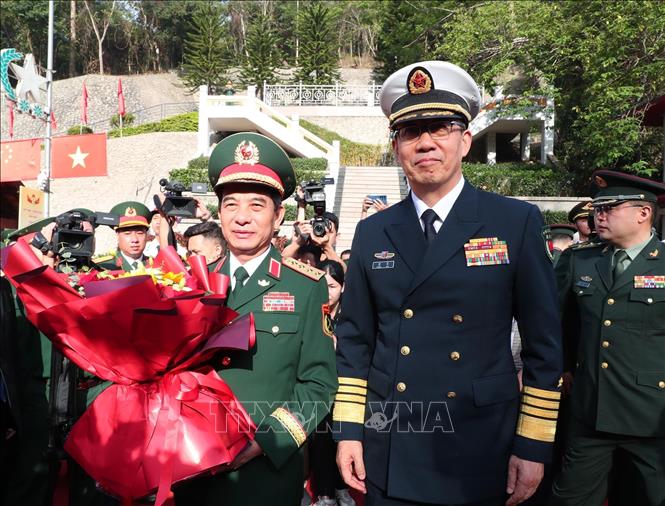 Thượng tướng Đổng Quân, Bộ trưởng Quốc phòng Trung Quốc đón Đại tướng Phan Văn Giang, Bộ trưởng Quốc phòng tại Cửa khẩu Hữu Nghị Quan (Trung Quốc). Ảnh: Trọng Đức - TTXVN