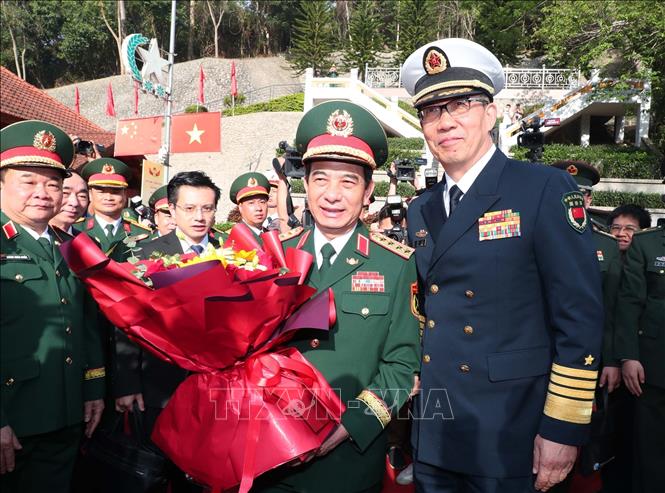 Thượng tướng Đổng Quân, Bộ trưởng Quốc phòng Trung Quốc đón Đại tướng Phan Văn Giang, Bộ trưởng Quốc phòng tại Cửa khẩu Hữu Nghị Quan (Trung Quốc). Ảnh: Trọng Đức - TTXVN