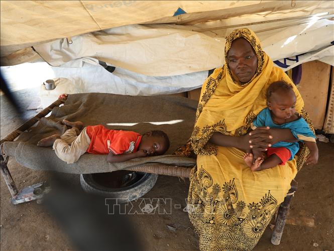 Người dân tại trại tị nạn ở Port Sudan, bang Red Sea, Sudan. Ảnh: THX/TTXVN
