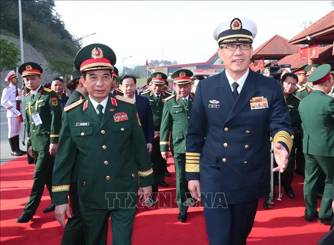 Thượng tướng Đổng Quân, Bộ trưởng Quốc phòng Trung Quốc đón Đại tướng Phan Văn Giang, Bộ trưởng Quốc phòng tại Cửa khẩu Hữu Nghị Quan (Trung Quốc). Ảnh: Trọng Đức - TTXVN