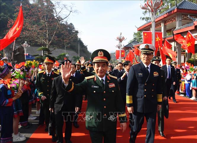 Lễ đón Đại tướng, Bộ trưởng Quốc phòng Phan Văn Giang và Đoàn đại biểu cấp cao Bộ Quốc phòng Việt Nam sang Trung Quốc dự giao lưu, tại Cửu khẩu Quốc tế Hữu Nghị Quan (Trung Quốc). Ảnh: TTXVN phát