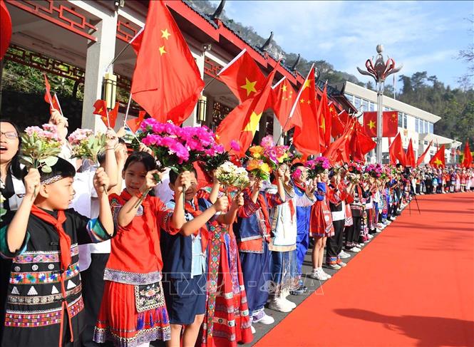 Nhân dân và học sinh Trung Quốc đón Đại tướng, Bộ trưởng Quốc phòng Phan Văn Giang và Đoàn đại biểu cấp cao Bộ Quốc phòng Việt Nam sang Trung Quốc dự giao lưu, tại Cửu khẩu Quốc tế Hữu Nghị Quan (Trung Quốc). Ảnh: TTXVN phát