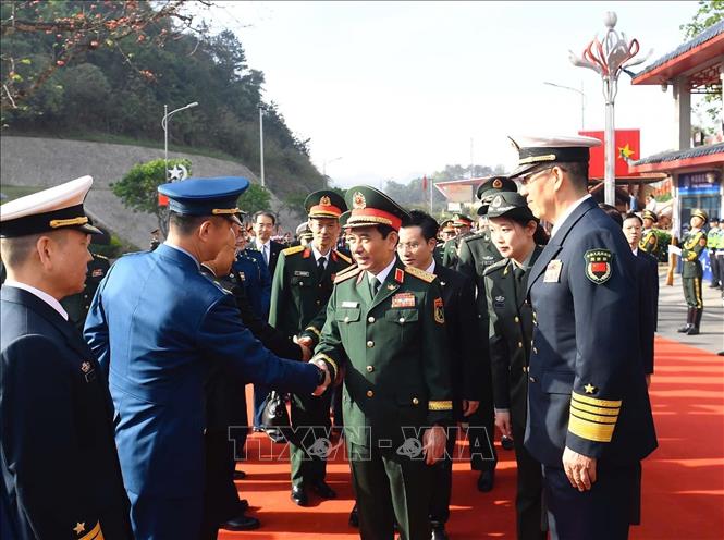 Lễ đón Đại tướng, Bộ trưởng Quốc phòng Phan Văn Giang và Đoàn đại biểu cấp cao Bộ Quốc phòng Việt Nam sang Trung Quốc dự giao lưu, tại Cửu khẩu Quốc tế Hữu Nghị Quan (Trung Quốc). Ảnh: TTXVN phát