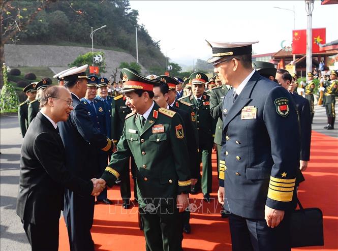Lễ đón Đại tướng, Bộ trưởng Quốc phòng Phan Văn Giang và Đoàn đại biểu cấp cao Bộ Quốc phòng Việt Nam sang Trung Quốc dự giao lưu, tại Cửu khẩu Quốc tế Hữu Nghị Quan (Trung Quốc). Ảnh: TTXVN phát
