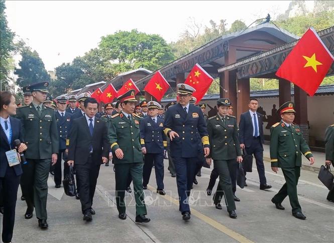 Thượng tướng, Bộ trưởng Quốc phòng Trung Quốc Đổng Quân đón Đại tướng, Bộ trưởng Quốc phòng Phan Văn Giang tại Cửu khẩu Quốc tế Hữu Nghị Quan (Trung Quốc). Ảnh: TTXVN phát