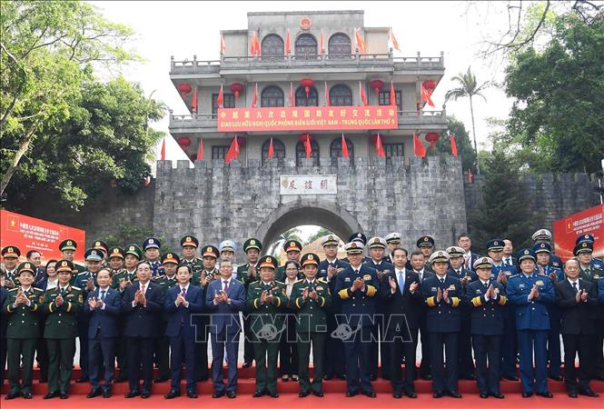 Đại tướng, Bộ trưởng Quốc phòng Phan Văn Giang và Thượng tướng, Bộ trưởng Quốc phòng Trung Quốc Đổng Quân cùng thành viên hai nước tại Cửu khẩu Quốc tế Hữu Nghị Quan (Trung Quốc). Ảnh: TTXVN phát