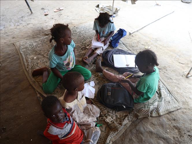 Trẻ em tại trại tị nạn ở Port Sudan, bang Red Sea, Sudan. Ảnh: THX/TTXVN