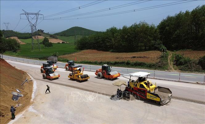 Tổng Công ty 36 (Bộ Quốc Phòng) đang khẩn trương thi công nền đường đoạn nút giao Cự Nẫm, huyện Bố Trạch, đẫn vào cao tốc. Ảnh: Quốc Khánh – TTXVN