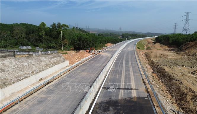 Tuyến cao tốc Bùng – Vạn Ninh (Quảng Bình) đã hoàn thiện, sẵn sàng cho ngày thông xe toàn tuyến 30/4. Ảnh: Quốc Khánh - TTXVN