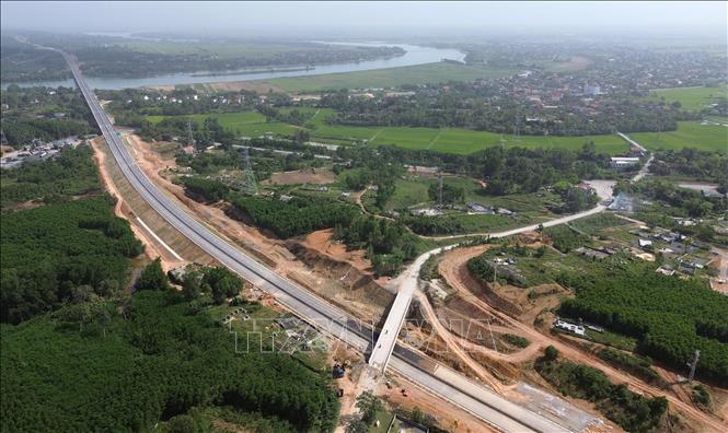 Toàn tuyến có 32 cầu vượt, đáp ứng giao thông thuận tiện phục vụ người dân hai bên đường. Ảnh: Quốc Khánh – TTXVN